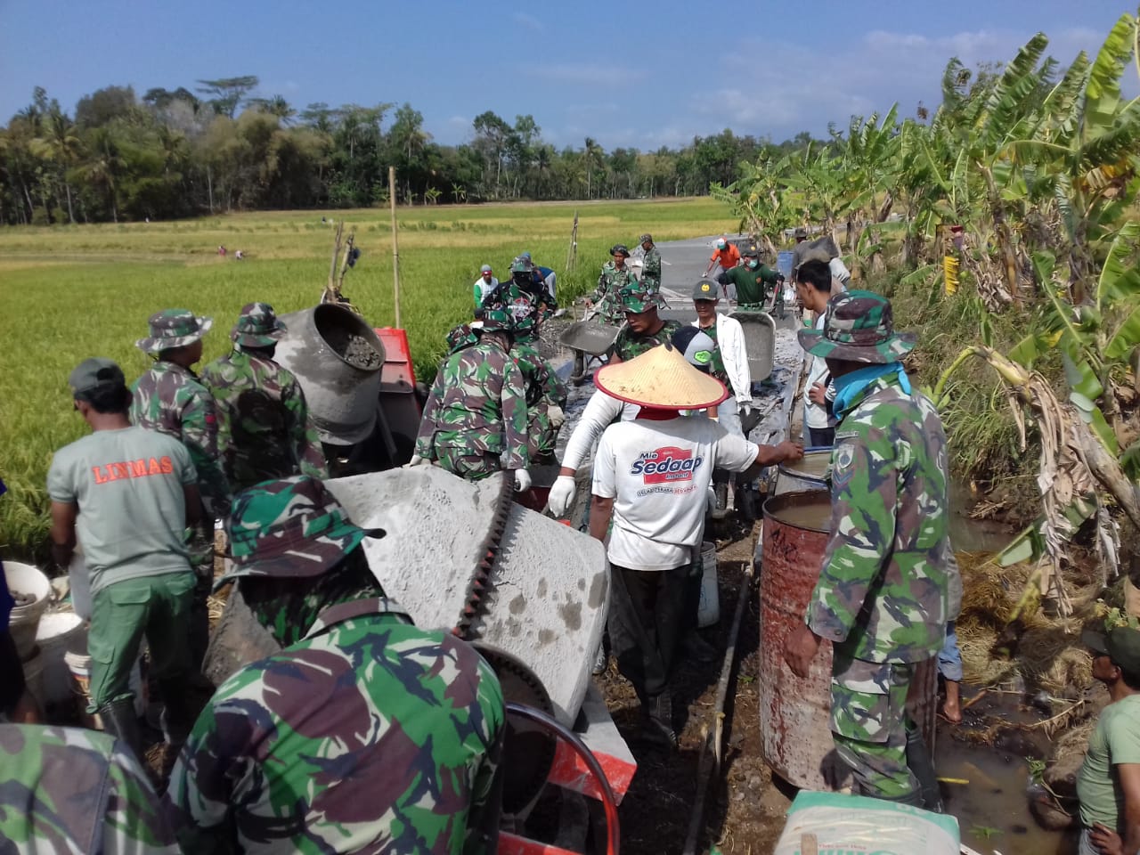 Kebersamaan TNI Dan Warga Semakin Erat Di Penghujung TMMD Salatiga